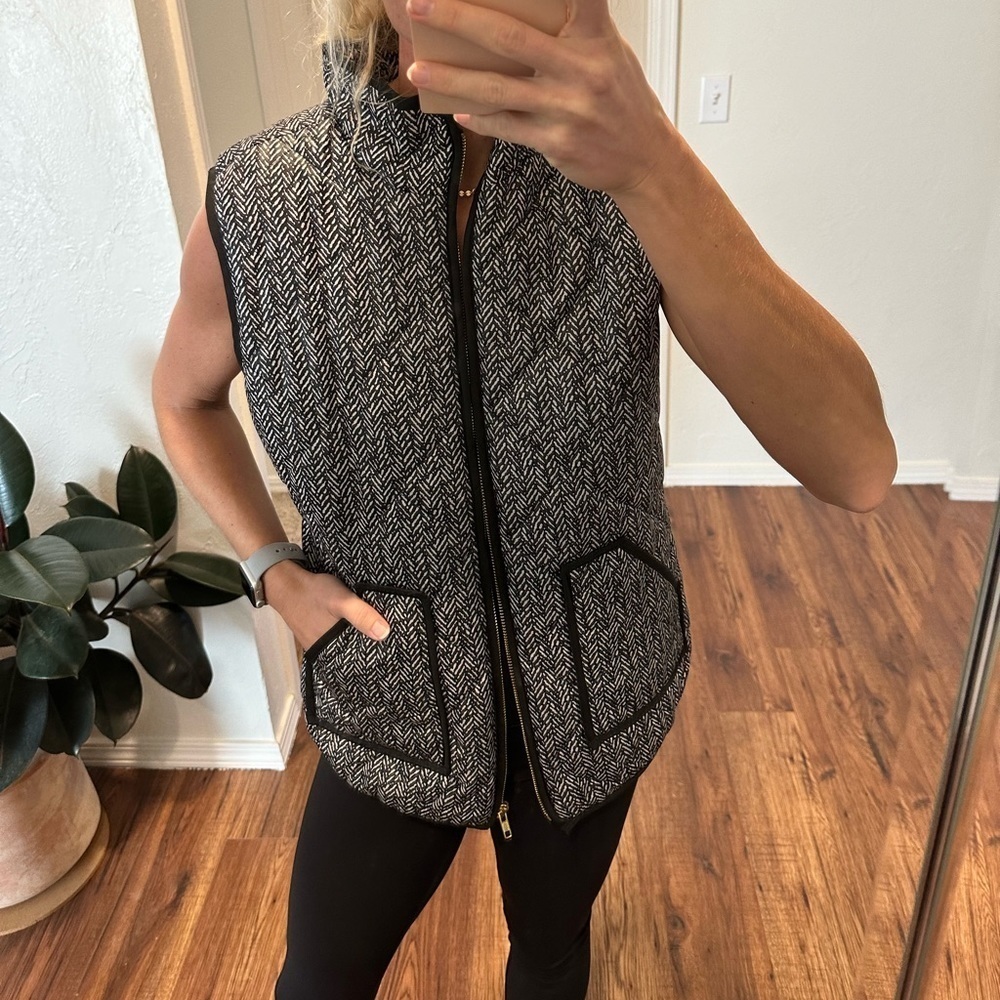 🌟SALE🌟 black and white herringbone vest​​​​​ - Picture 2 of 7